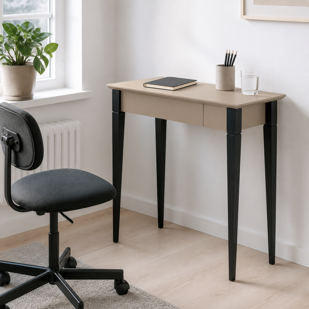 Brunbeige MIMO-skrivebord i lyst dansk hjem