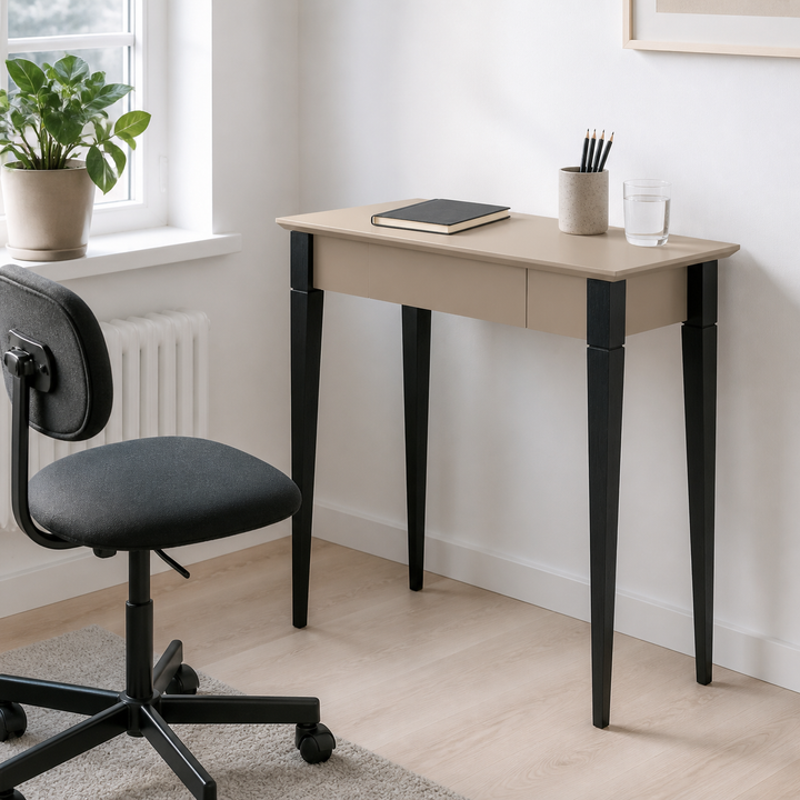 Brunbeige MIMO-skrivebord i lyst dansk hjem