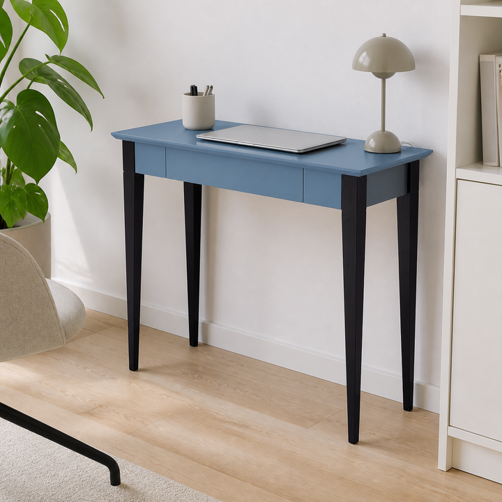 MIMO Skrivebord 85x40cm Sorte Ben Gentle Blue – supplerende neutral dagslysscene