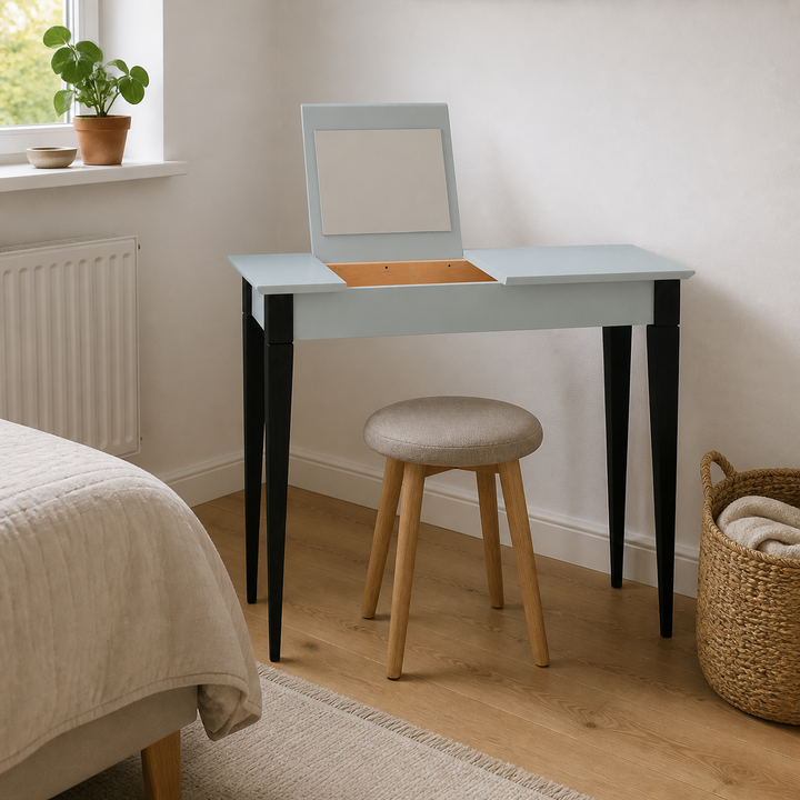 MIMO Sminkebord med spejl - 105x35 cm sorte ben / lysegrå – hero i naturlig brug
