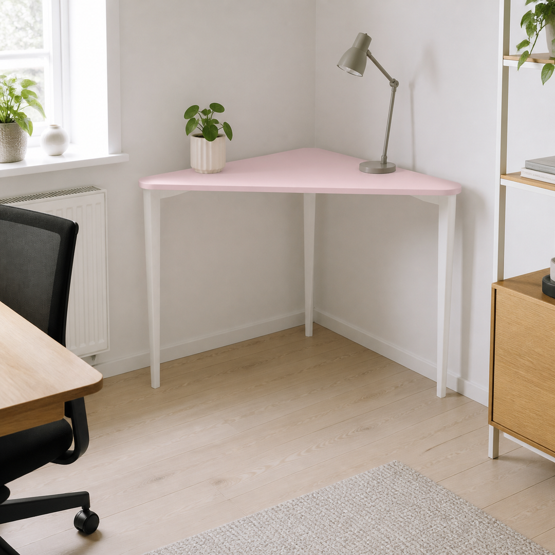 NAJA Hjørneskrivebord B114 x L85 x H75cm Hvide Ben Pink – hele produktet lukket i hjemmet