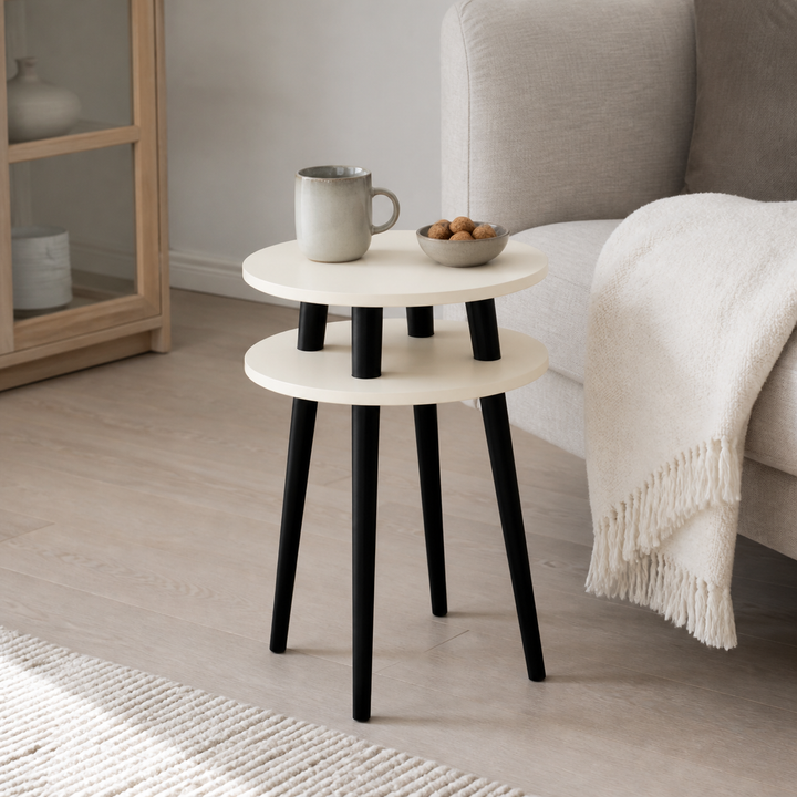 UFO Sidebord diameter 45cm x H 61cm Hvide / Sorte ben – supplerende neutral dagslysscene