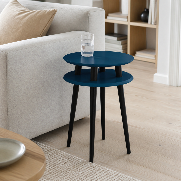 UFO Sidebord diameter 45cm x højde 61cm - Benzinblå / Sorte ben – supplerende neutral dagslysscene