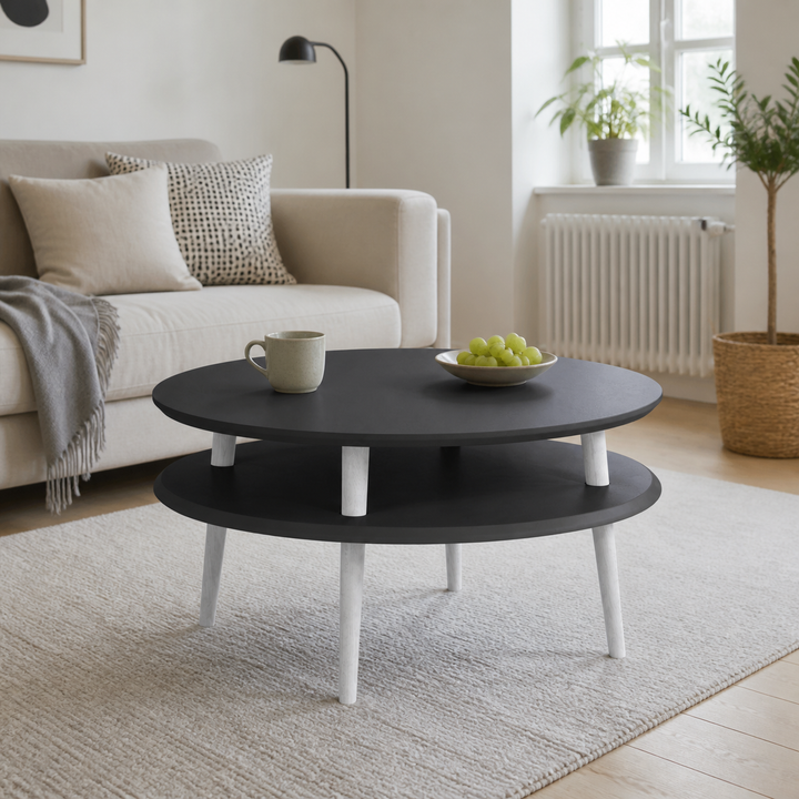 UFO Sofabord Diam 70cm x Højde 35cm - Grafit / Hvide Ben – supplerende neutral dagslysscene