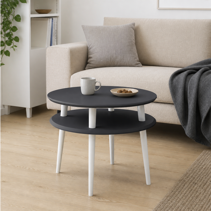 UFO Sofabord diameter 57cm x H 45cm - Grafit/Hvide ben – supplerende neutral dagslysscene