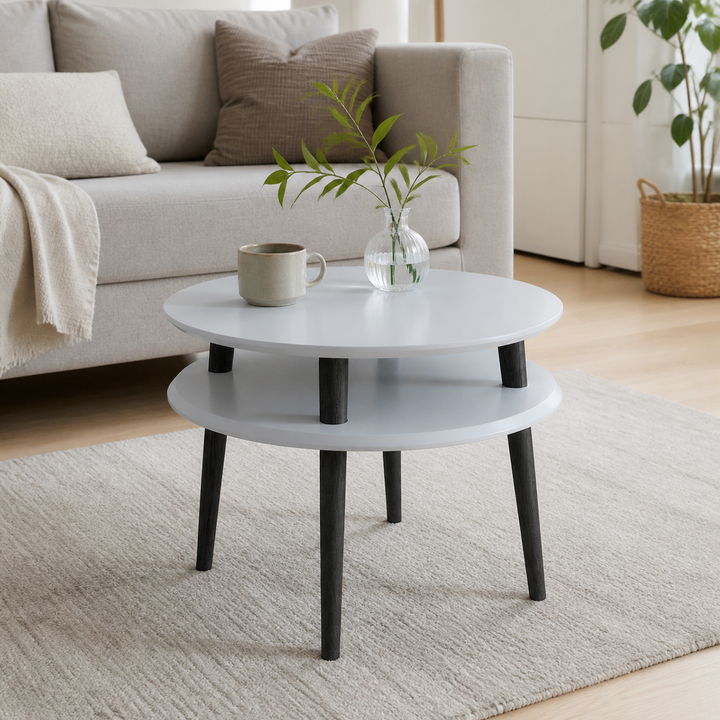 UFO Sofabord diameter 57cm x H 45cm - Lysegrå/Sorte ben – supplerende neutral dagslysscene