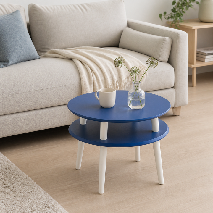 UFO Sofabord diameter 57cm x H 45cm - Marineblå / Hvide ben – supplerende neutral dagslysscene