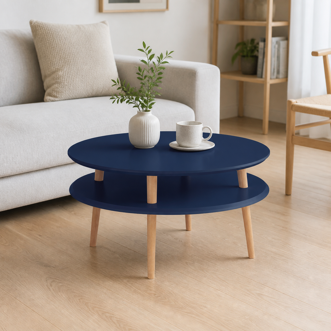 UFO Sofabord diameter 70cm x højde 35cm - Marineblå / Hvide ben – supplerende neutral dagslysscene