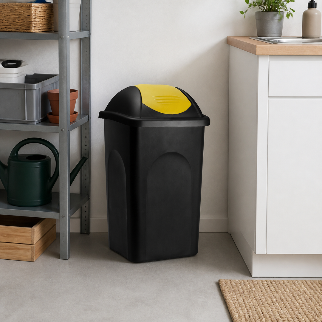 Affaldsspand sort/gul plast 60L – supplerende neutral dagslysscene