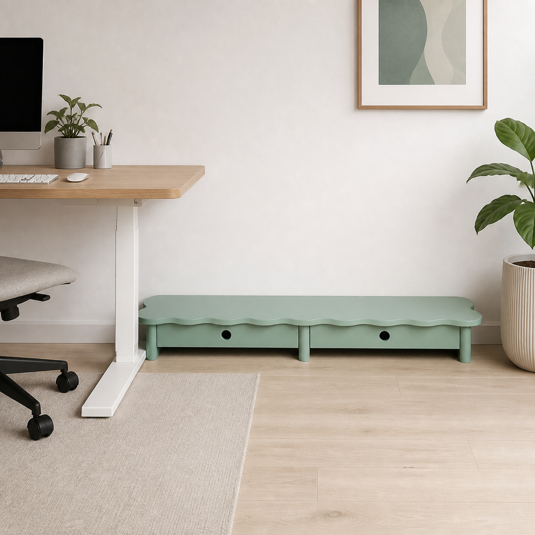FLOWER 109cm monitorskærmstativ med skuffer Sage Green – hele produktet lukket i hjemmet