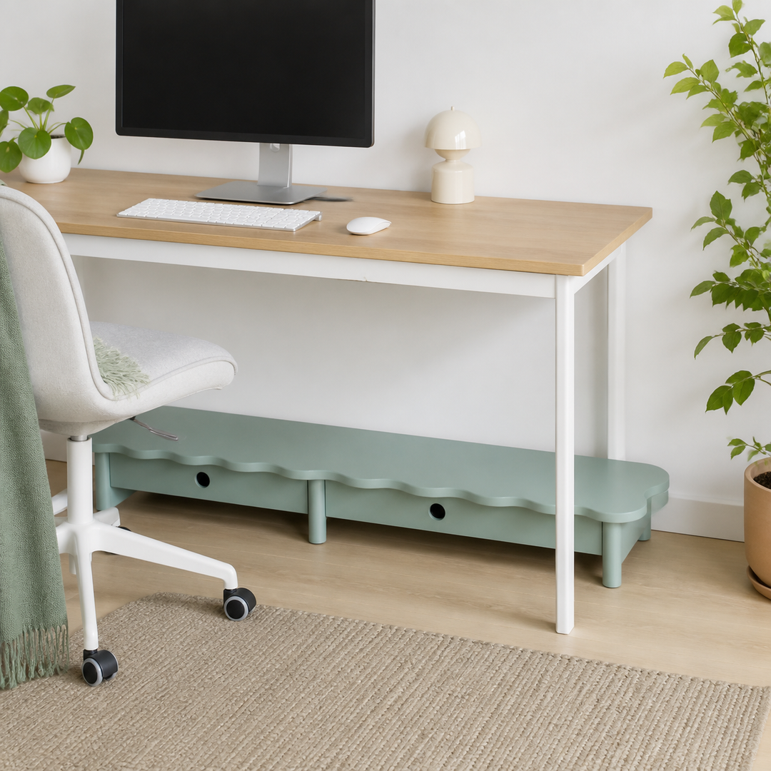 FLOWER 109cm monitorskærmstativ med skuffer Sage Green – supplerende neutral dagslysscene