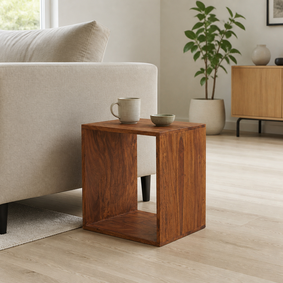 Håndlavet sidebord i FSC®-certificeret træ – hero i naturlig brug