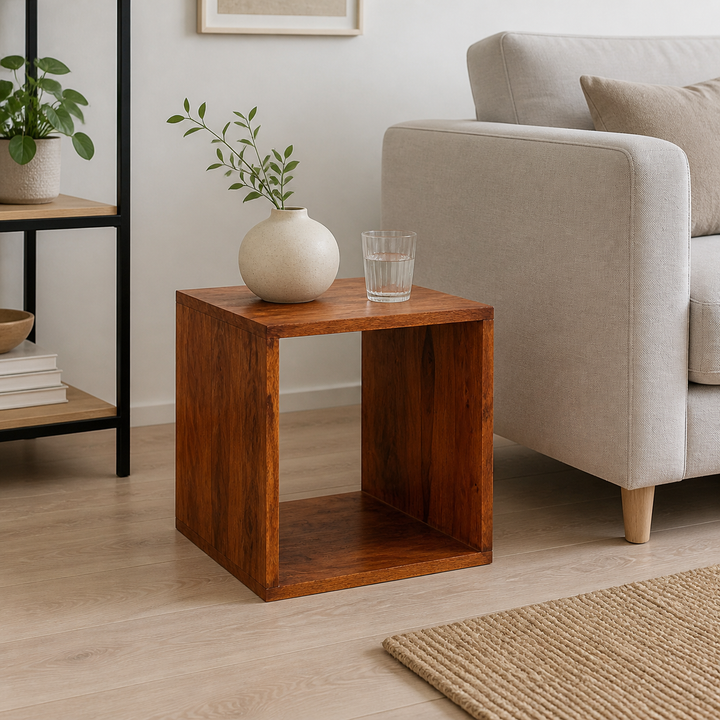 Håndlavet sidebord i FSC®-certificeret træ – hele produktet lukket i hjemmet