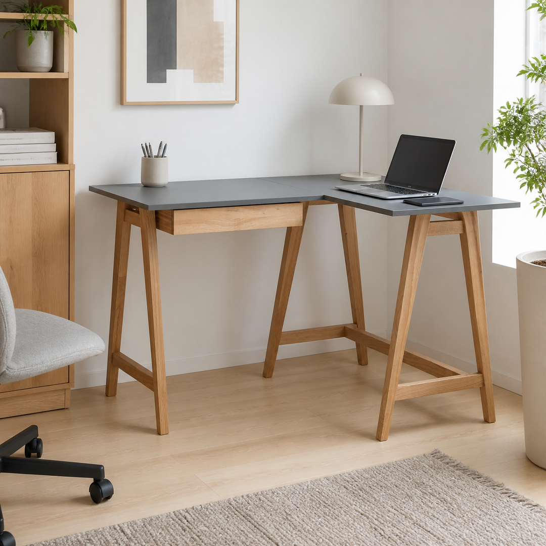 LUKA Asketræ Hjørneskrivebord B 115cm x D 85cm / Mørkegrå Højre Side – supplerende neutral dagslysscene
