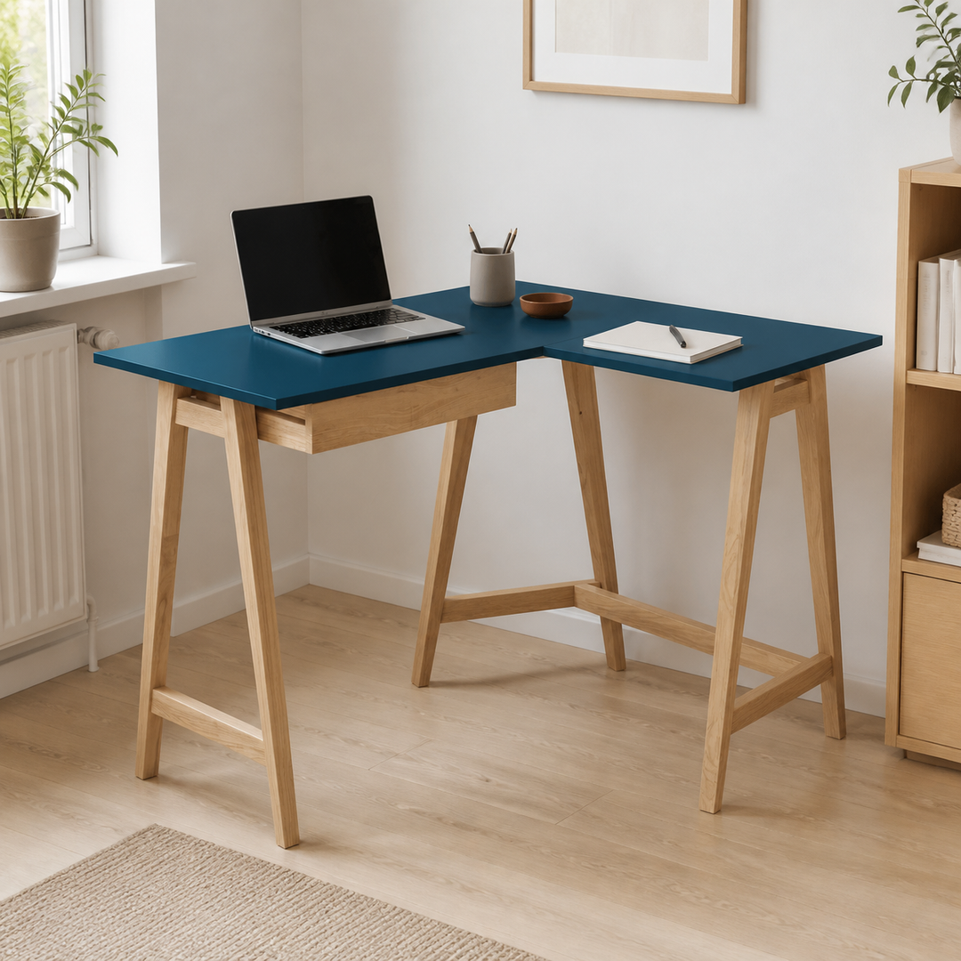 LUKA Asketræ Hjørneskrivebord B 115cm x D 85cm / Petrolblå Højre Side – supplerende neutral dagslysscene