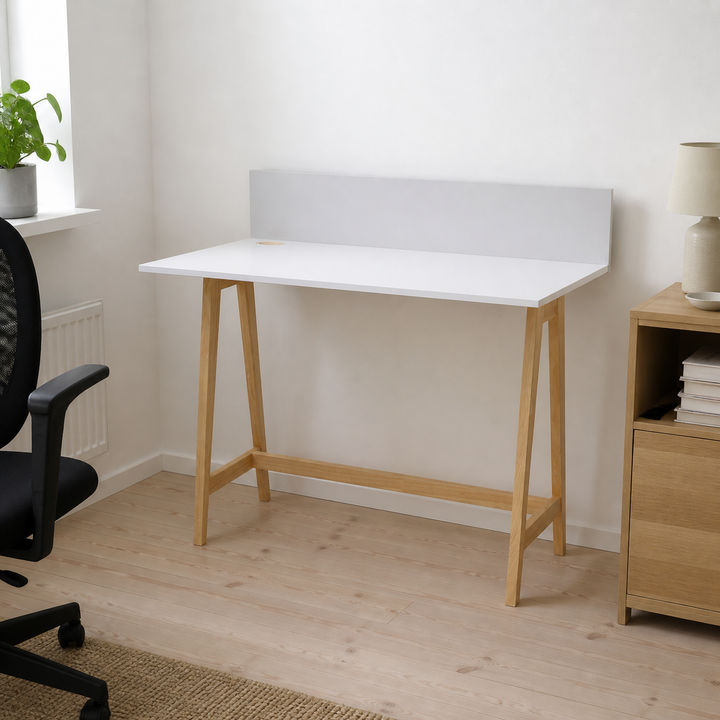 LUKA Asketræ Skrivebord 110x50cm / Lysegrå – hele produktet lukket i hjemmet