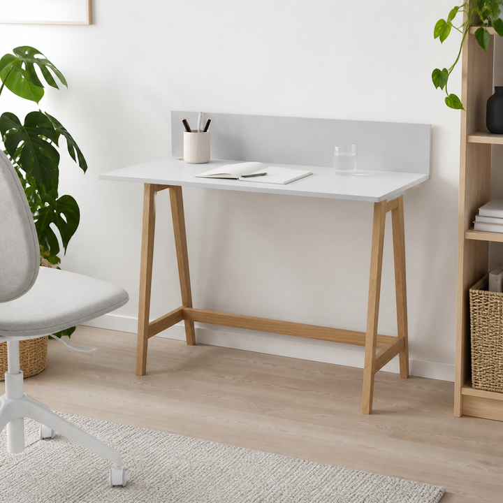 LUKA Asketræ Skrivebord 110x50cm / Lysegrå – supplerende neutral dagslysscene