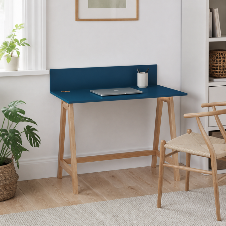 LUKA Asketræ Skrivebord 110x50cm / Petrol Blue – hero i naturlig brug