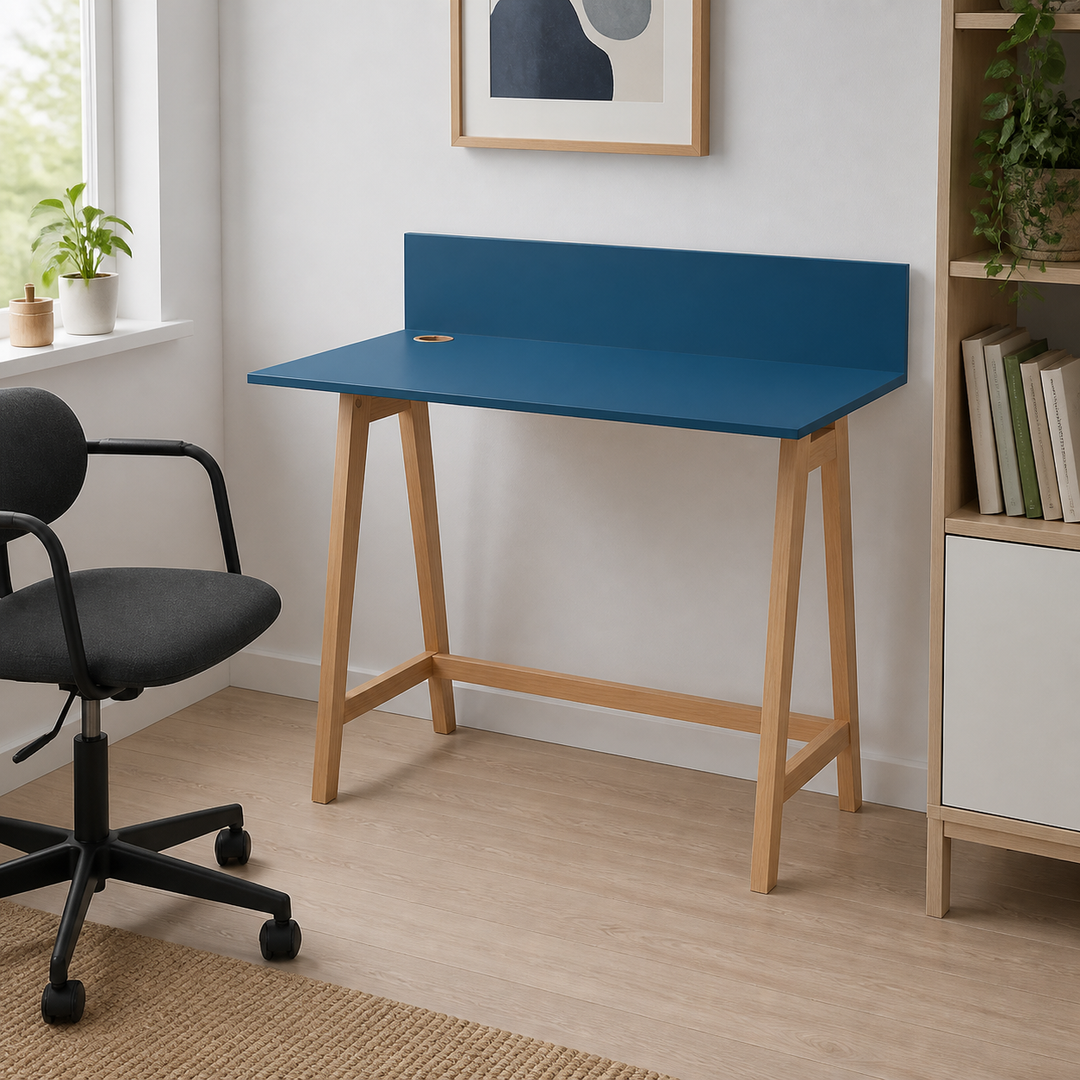 LUKA Asketræ Skrivebord 110x50cm / Petrol Blue – hele produktet lukket i hjemmet