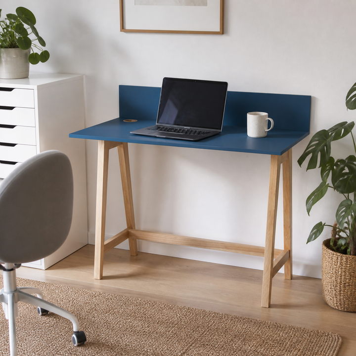 LUKA Asketræ Skrivebord 110x50cm / Petrol Blue – supplerende neutral dagslysscene