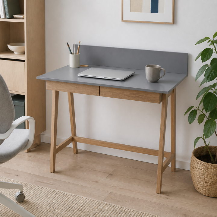 LUKA Asketræ Skrivebord 110x50cm med Skuffe / Mørkegrå – hero i naturlig brug