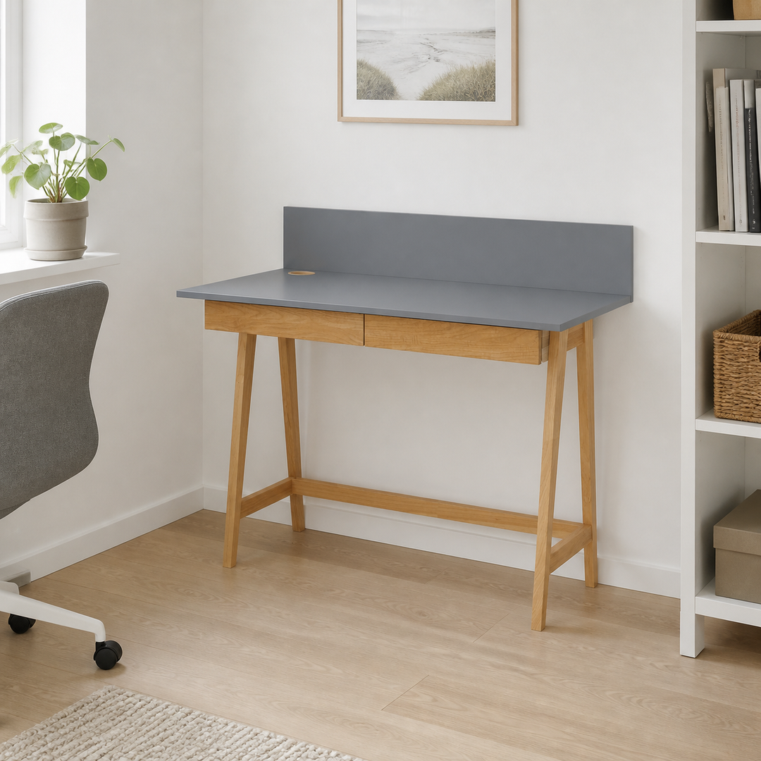 LUKA Asketræ Skrivebord 110x50cm med Skuffe / Mørkegrå – hele produktet lukket i hjemmet