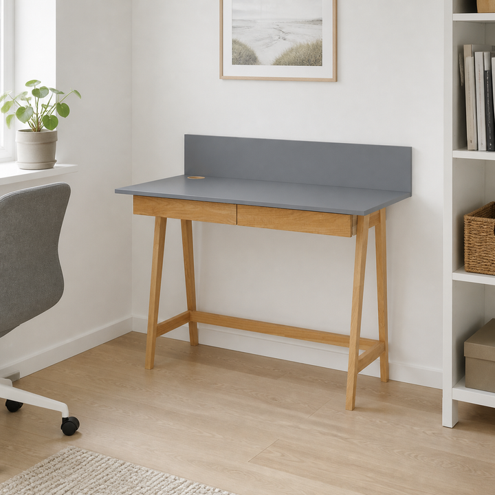 LUKA Asketræ Skrivebord 110x50cm med Skuffe / Mørkegrå – hele produktet lukket i hjemmet