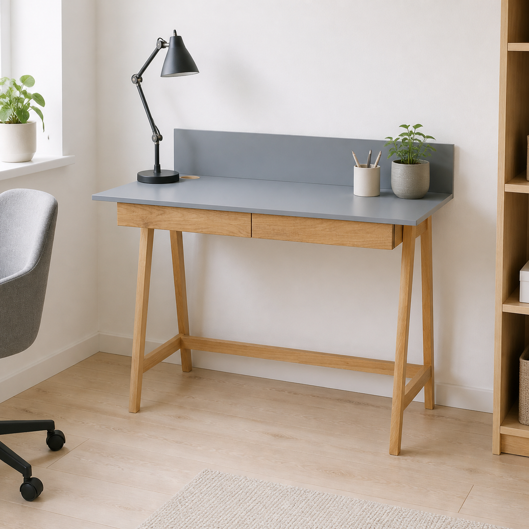 LUKA Asketræ Skrivebord 110x50cm med Skuffe / Mørkegrå – supplerende neutral dagslysscene