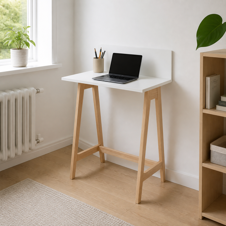 LUKA Asketræ Skrivebord 65x50cm / Lysegrå – hero i naturlig brug