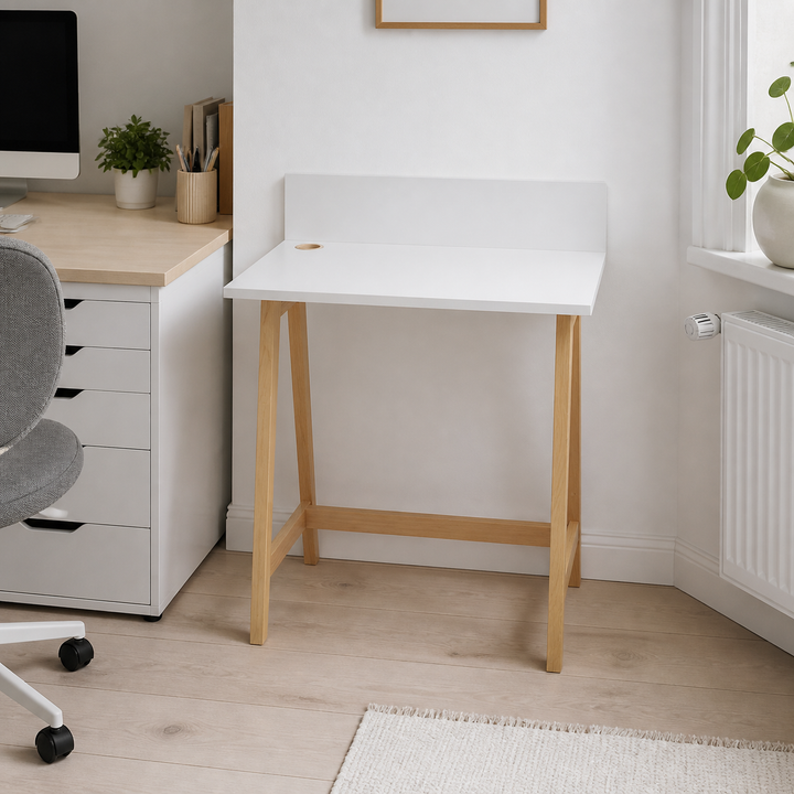 LUKA Asketræ Skrivebord 65x50cm / Lysegrå – hele produktet lukket i hjemmet