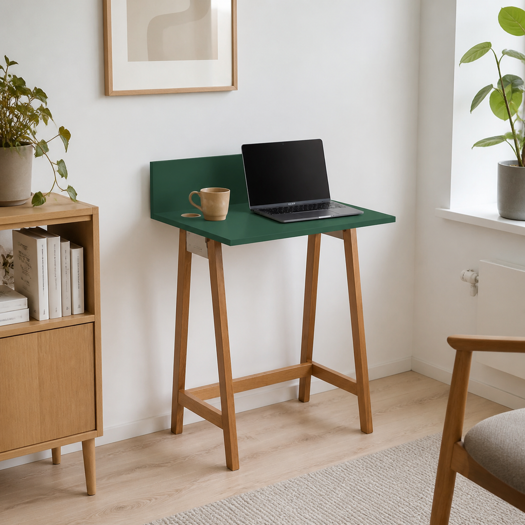 LUKA Asketræ Skrivebord 65x50cm Grøn – hero i naturlig brug