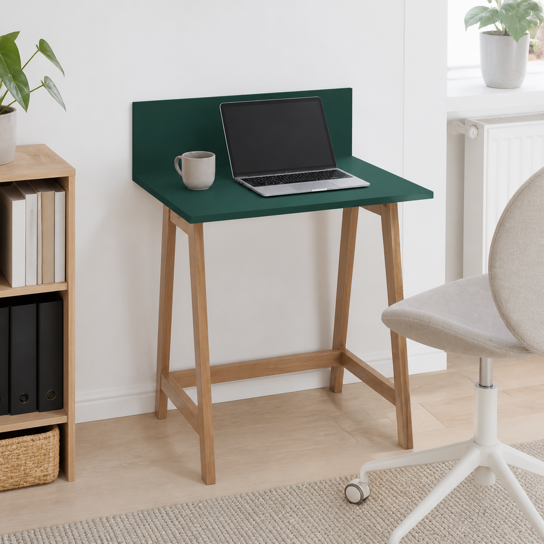 LUKA Asketræ Skrivebord 65x50cm Grøn – supplerende neutral dagslysscene
