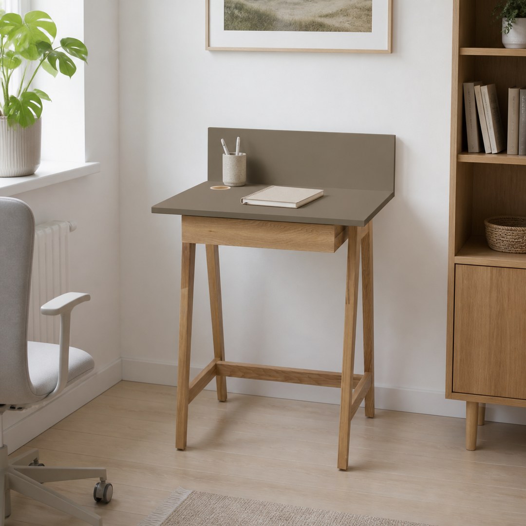 LUKA Asketræ Skrivebord 65x50cm med Skuffe / Brun – hero i naturlig brug