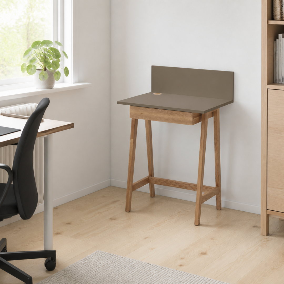 LUKA Asketræ Skrivebord 65x50cm med Skuffe / Brun – hele produktet lukket i hjemmet