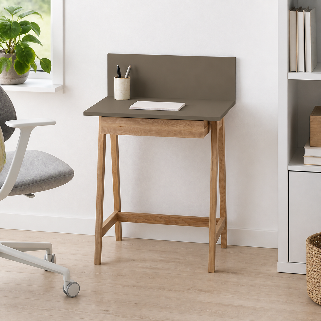 LUKA Asketræ Skrivebord 65x50cm med Skuffe / Brun – supplerende neutral dagslysscene