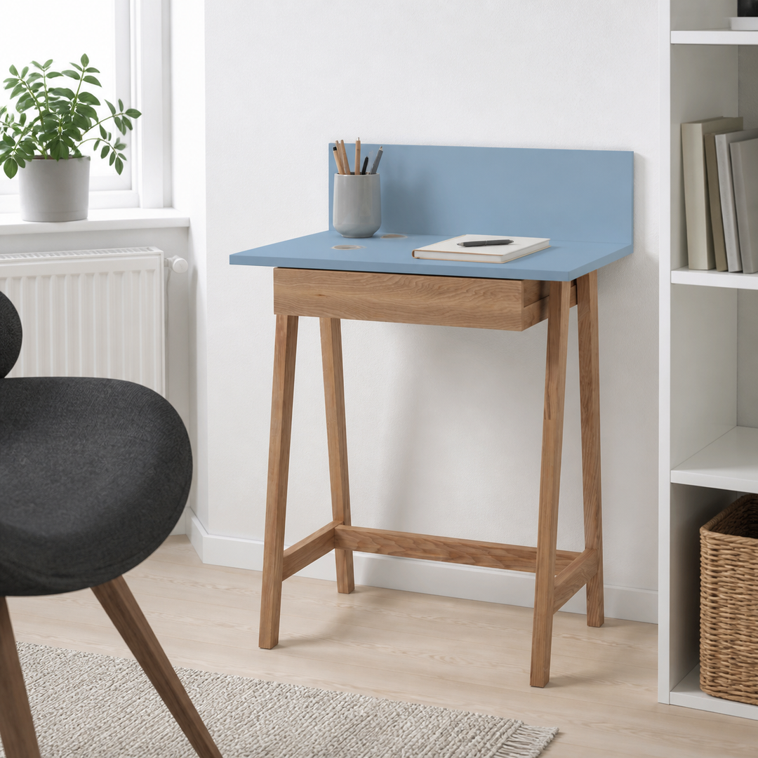 LUKA Asketræ Skrivebord 65x50cm med Skuffe / Gentle Blue – supplerende neutral dagslysscene