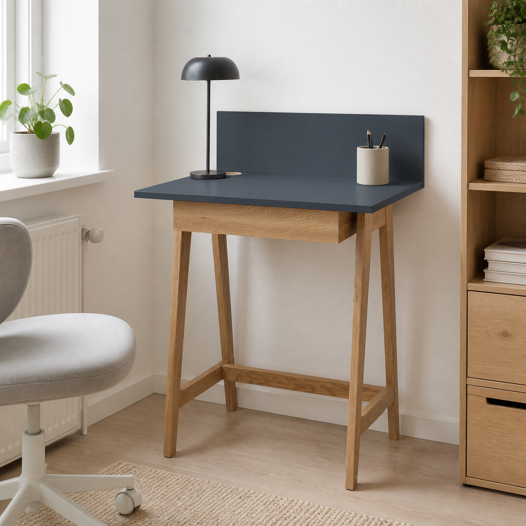 LUKA Asketræ Skrivebord 65x50cm med Skuffe / Grafit – hero i naturlig brug