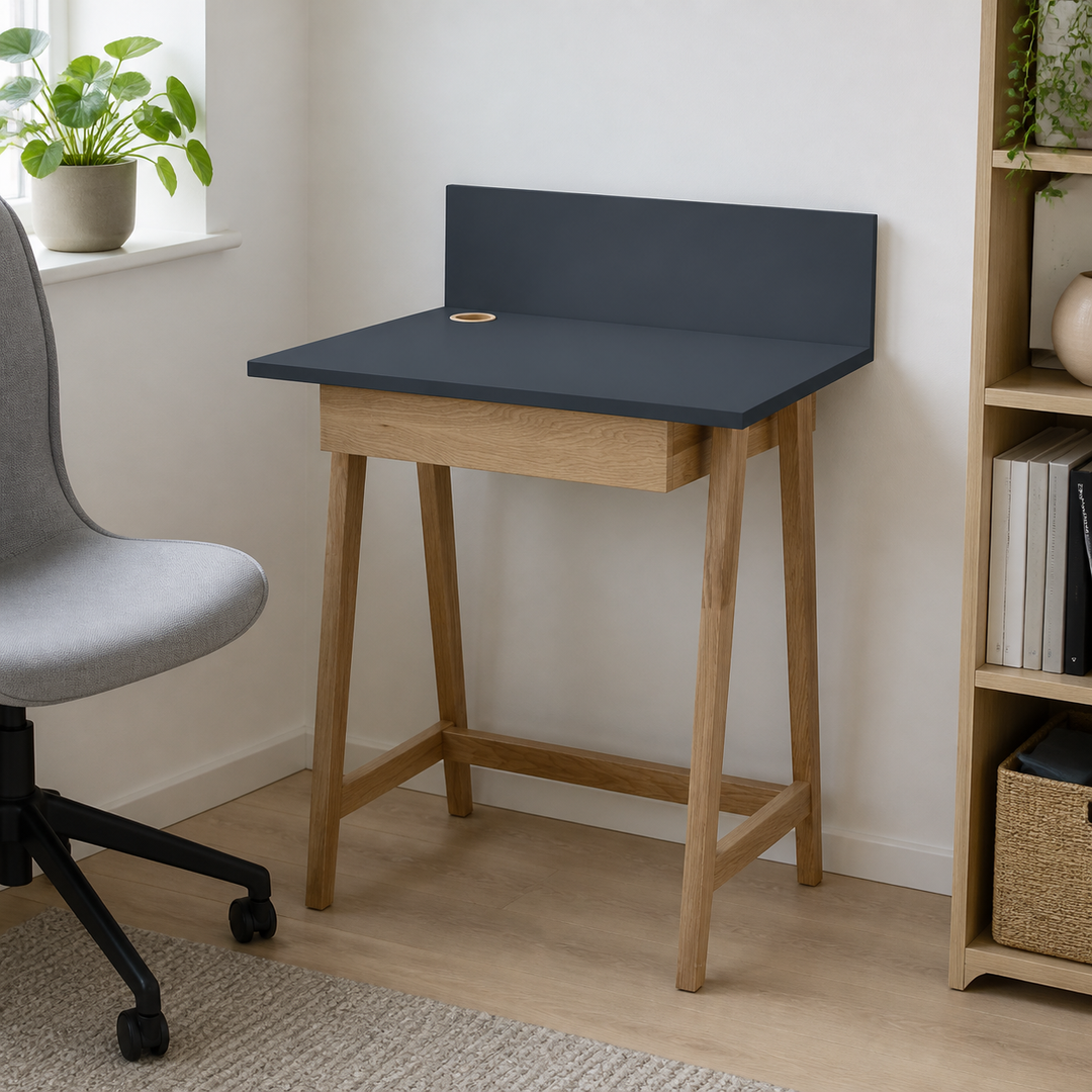 LUKA Asketræ Skrivebord 65x50cm med Skuffe / Grafit – hele produktet lukket i hjemmet