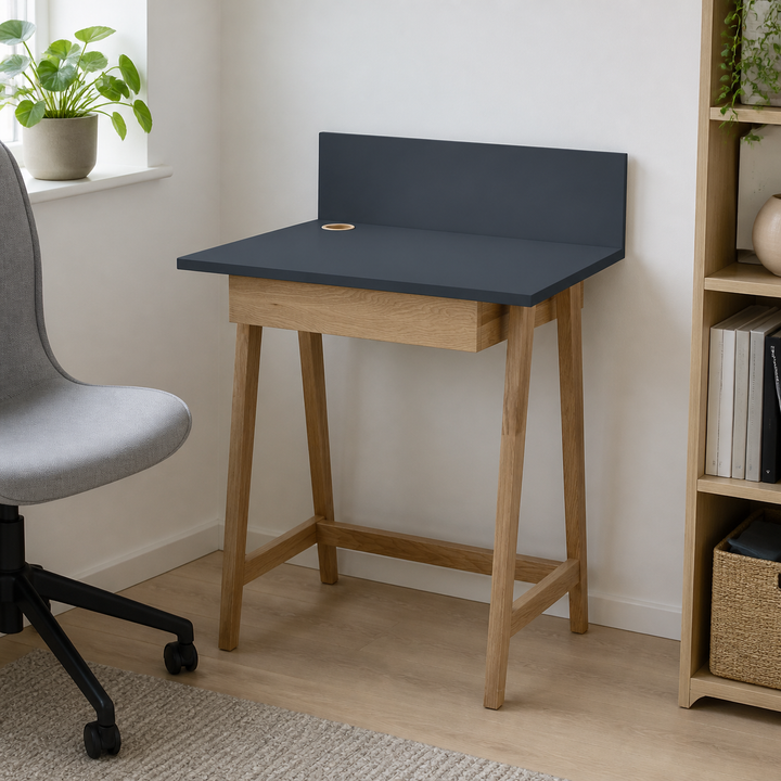 LUKA Asketræ Skrivebord 65x50cm med Skuffe / Grafit – hele produktet lukket i hjemmet