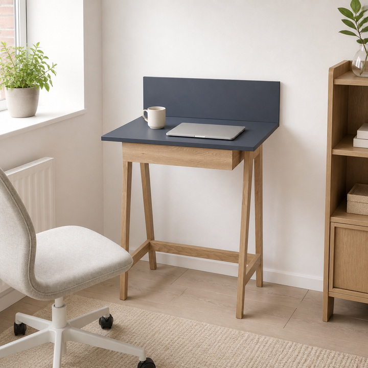 LUKA Asketræ Skrivebord 65x50cm med Skuffe / Grafit – supplerende neutral dagslysscene