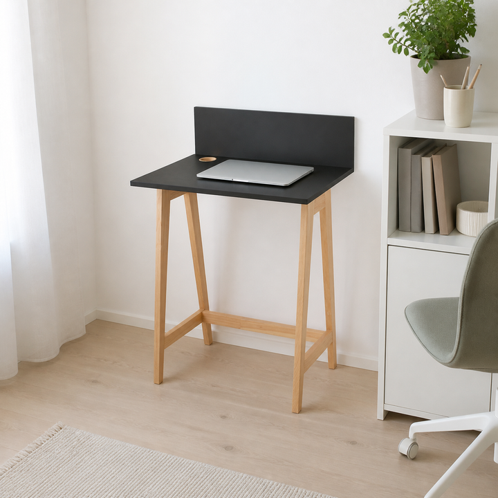 LUKA Asketræ Skrivebord 65x50cm Sort – supplerende neutral dagslysscene