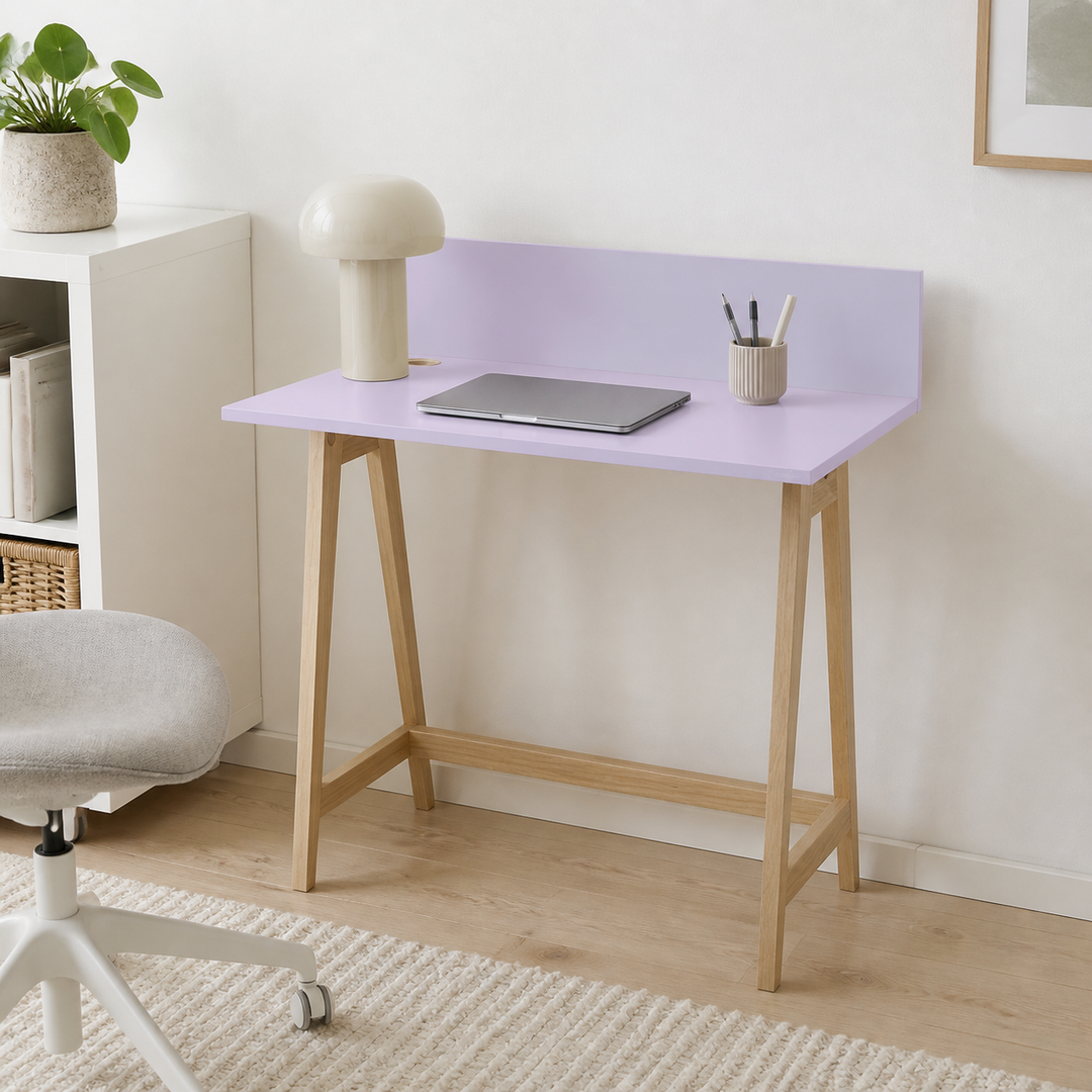 LUKA Asketræ Skrivebord 85x50cm / Pink – hero i naturlig brug