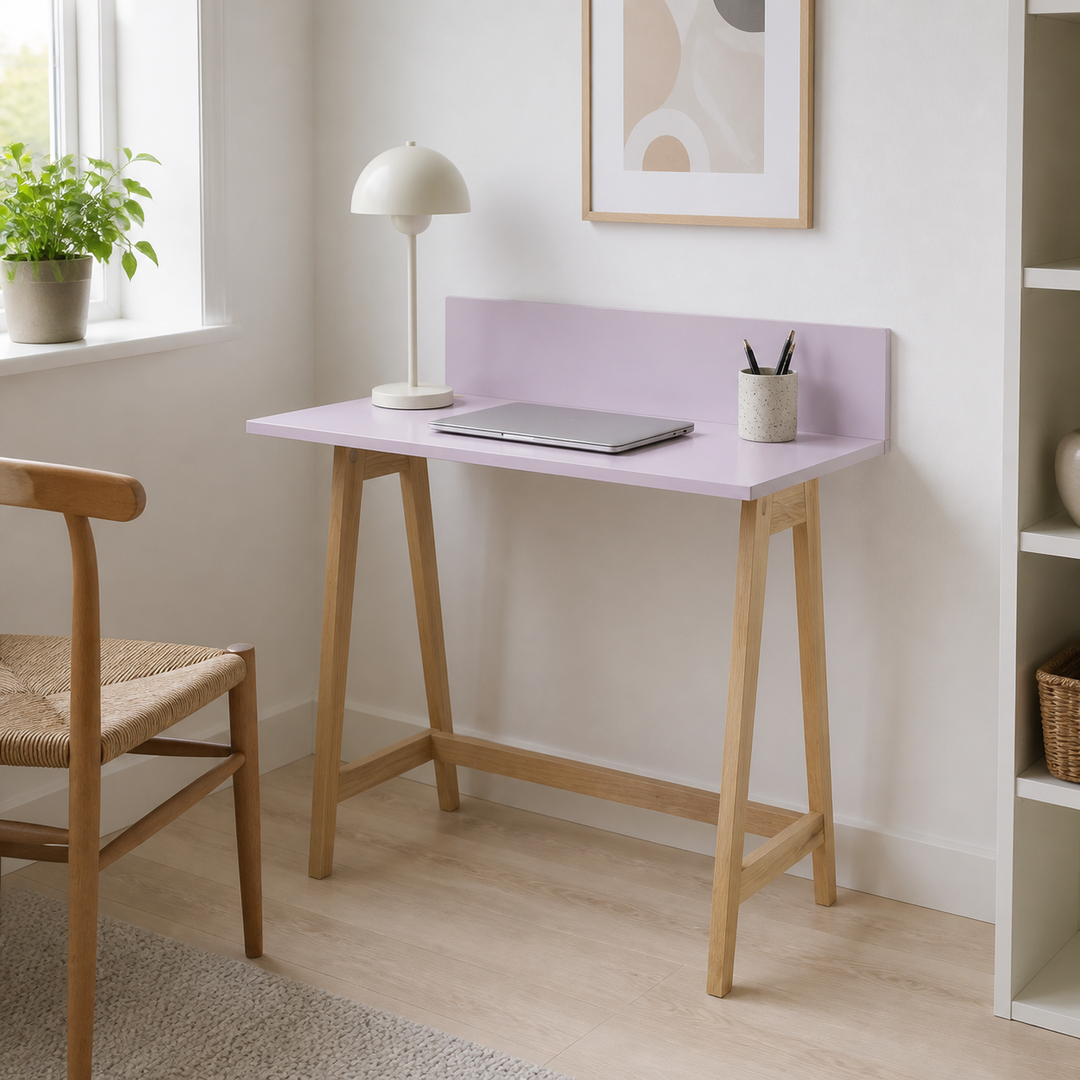 LUKA Asketræ Skrivebord 85x50cm / Pink – supplerende neutral dagslysscene