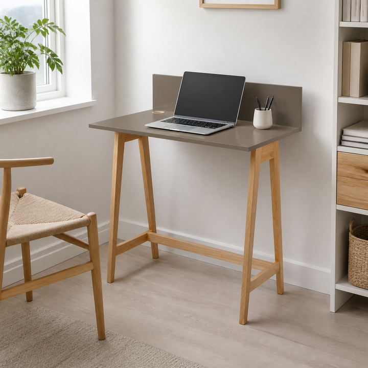 LUKA Asketræ Skrivebord 85x50cm Brun – hero i naturlig brug
