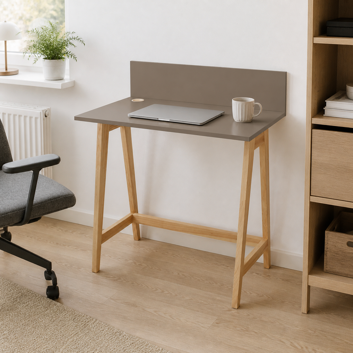 LUKA Asketræ Skrivebord 85x50cm Brun – supplerende neutral dagslysscene
