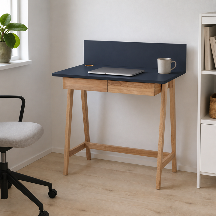 LUKA Asketræ Skrivebord 85x50cm med Skuffe / Grafit – hero i naturlig brug
