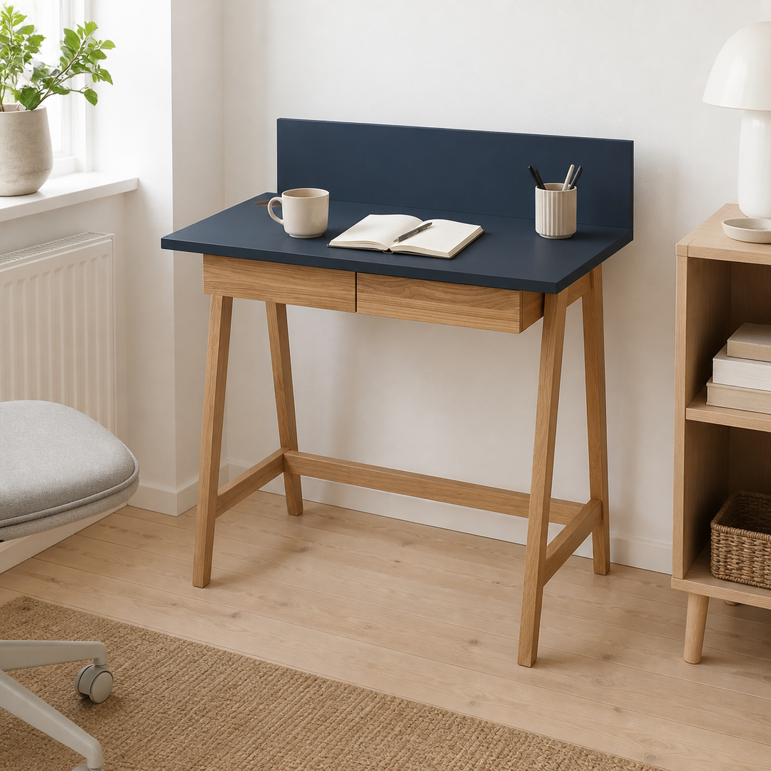 LUKA Asketræ Skrivebord 85x50cm med Skuffe / Grafit – supplerende neutral dagslysscene