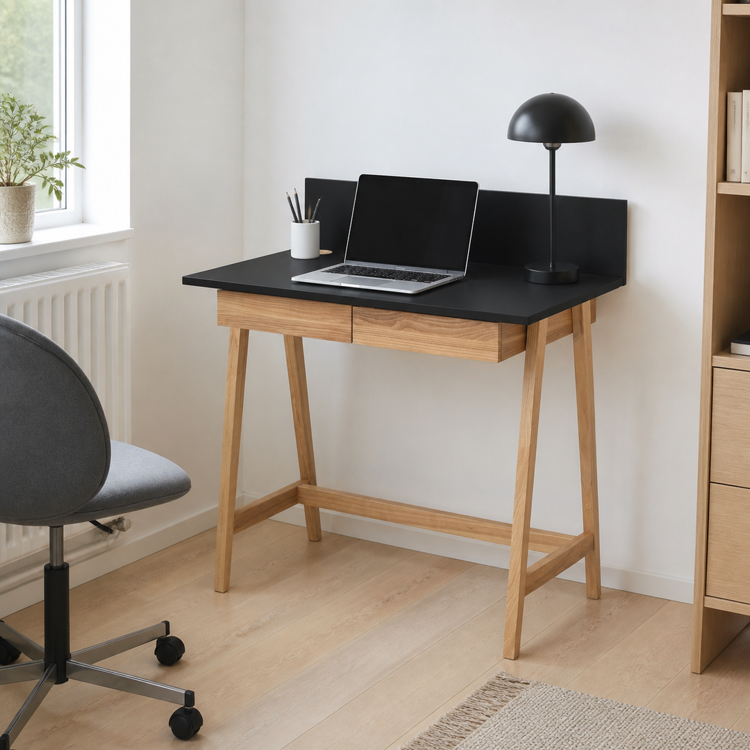 LUKA Asketræ Skrivebord 85x50cm med Skuffe Sort – hero i naturlig brug