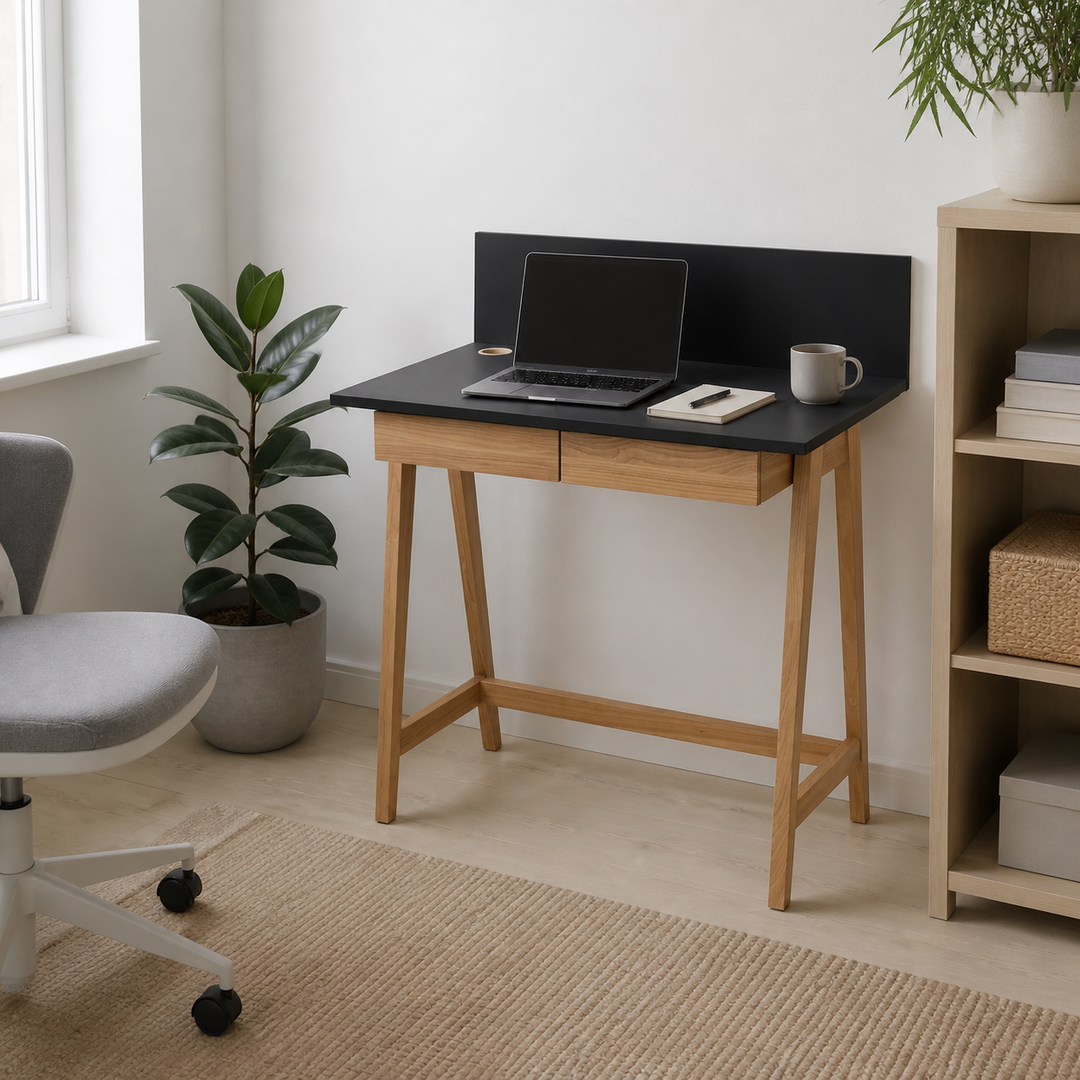 LUKA Asketræ Skrivebord 85x50cm med Skuffe Sort – supplerende neutral dagslysscene