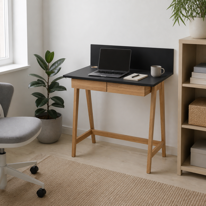 LUKA Asketræ Skrivebord 85x50cm med Skuffe Sort – supplerende neutral dagslysscene